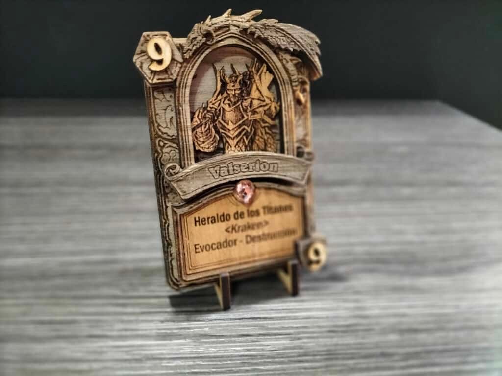 Carta de madera inspirada en Hearthstone con tu personaje de World of Warcraft