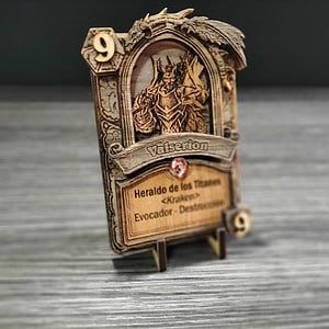 Carta de madera inspirada en Hearthstone con tu personaje de World of Warcraft