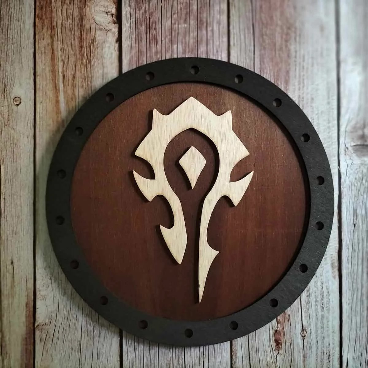 Escudos inspirados en las facciones de World of Warcraft: Horda o Alianza