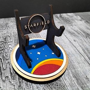 Soporte para mandos de consola o móvil inspirado en Starfield