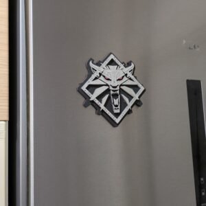 Imán para tu frigoríficio o PC inspirado en el medallón de lobo de The Witcher.