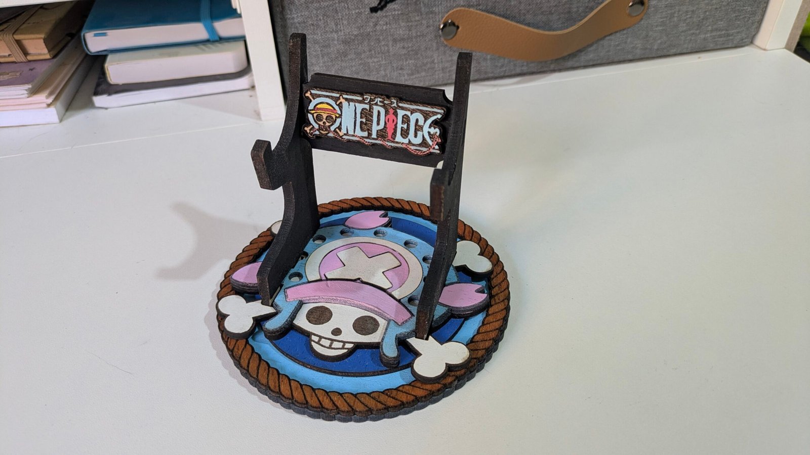 Soporte para mandos de consola o móvil inspirado en OnePiece - Imagen 6