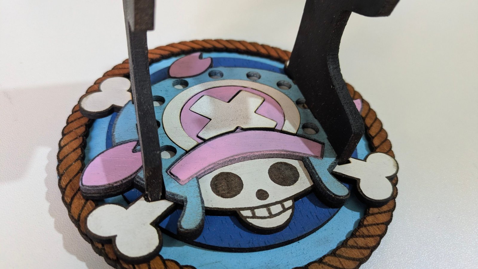 Soporte para mandos de consola o móvil inspirado en OnePiece - Imagen 5