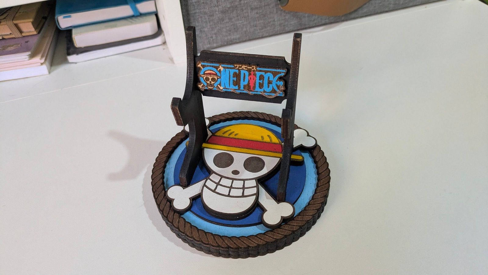 Soporte para mandos de consola o móvil inspirado en OnePiece
