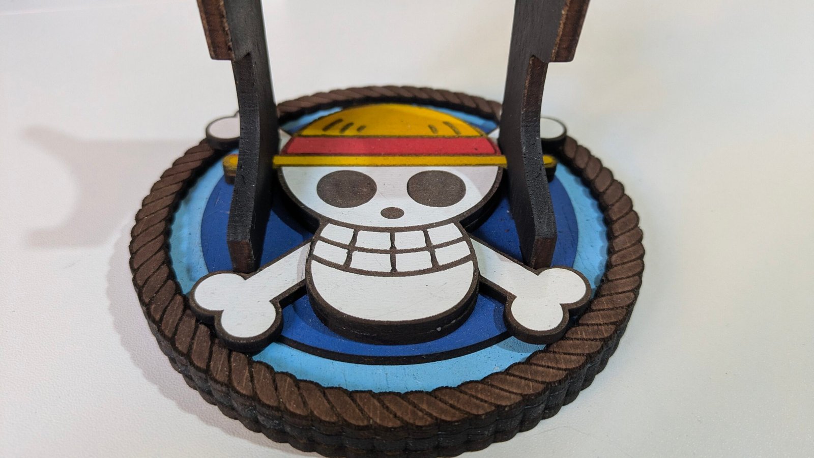 Soporte para mandos de consola o móvil inspirado en OnePiece - Imagen 2