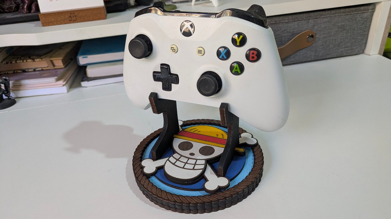 Soporte para mandos de consola o móvil inspirado en OnePiece - Imagen 3