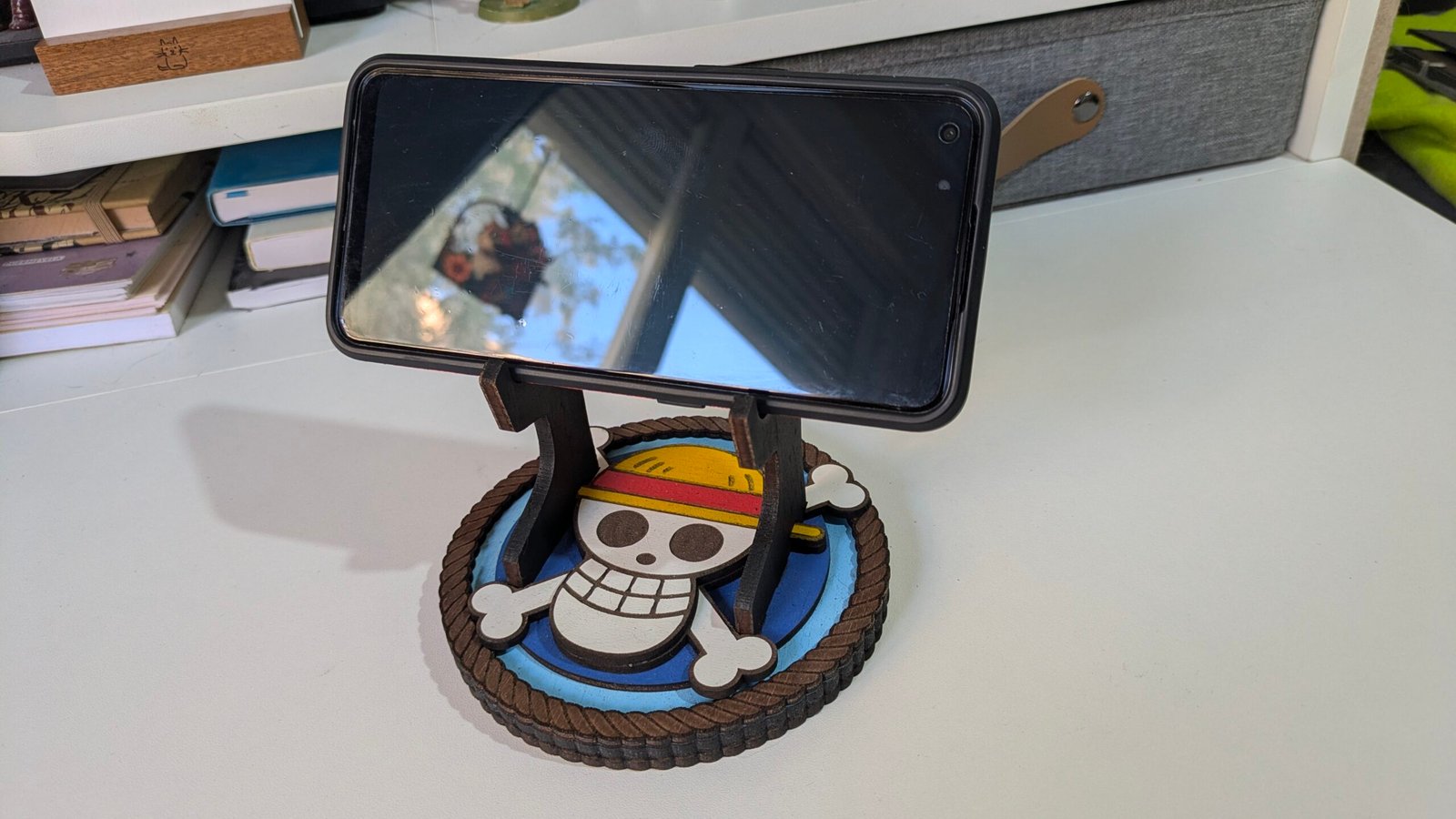 Soporte para mandos de consola o móvil inspirado en OnePiece - Imagen 4